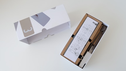 Platzsparend verpackt kommt die «Clock in the Box» zu mir.