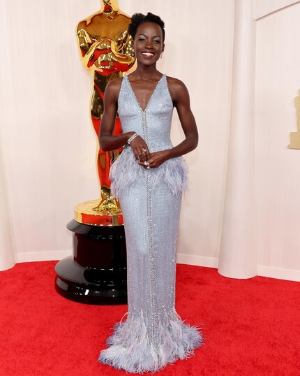 Lupita Nyong'o se pare timidement de plumes étrangères.
