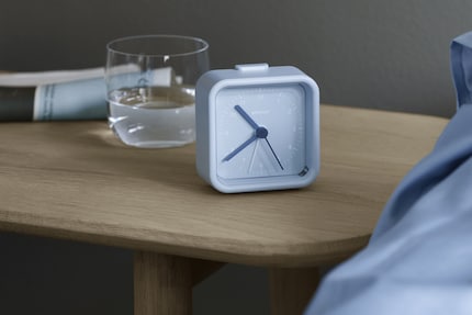 Avec une touche de wabi-sabi : « Okiru Alarm ClockE séduit par son style discret.