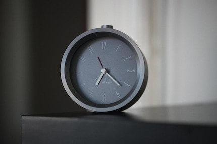 Le «Tempus Wecker A1» séduit par son look monochrome.
