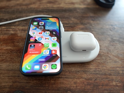 Accanto alla base di ricarica per lo smartphone, trovi un punto di ricarica per le cuffie.