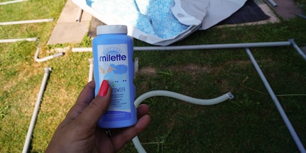 Thanks to talcum powder, the pool poles slide in and out easily.