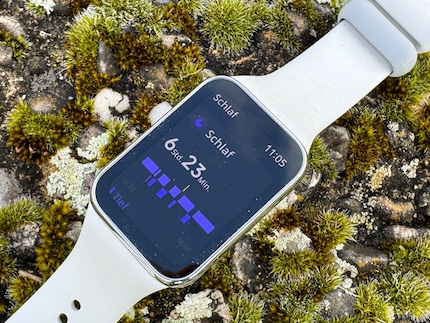 Die Tracking-Auswertung, hier des Schlafes, kann ich mir direkt auf der Uhr oder ausführlicher in der App anschauen.
