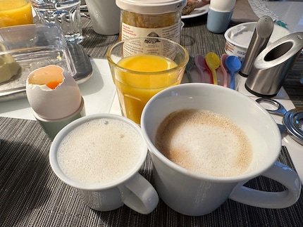 Mousse de lait d’avoine : babyccino et cappuccino sur la table du petit-déjeuner.