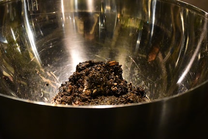 Feuchte Zimmerpflanzenerde dient als Baumaterial.