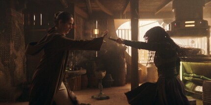 La maître Jedi Indara (Carrie-Anne Moss) se bat contre Mae (Amandla Stenberg), dont on présume qu’elle est entrée en dissidence.