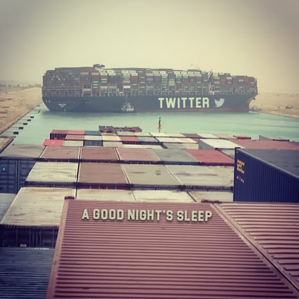 L'Ever Given blocca il traffico navale con la stessa efficienza con cui Twitter blocca il tuo sonno tranquillo.