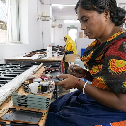 In Indien besitzt dbramante eine eigene Fabrik, in der die Lederwaren produziert werden.