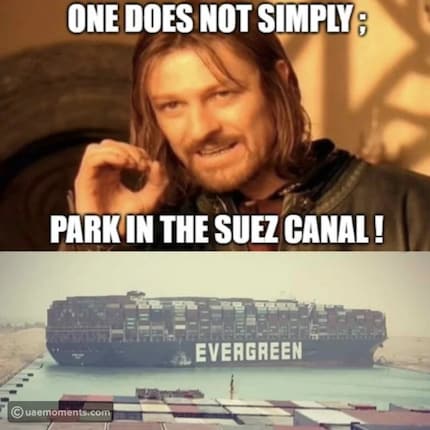 Boromir sa tutto meglio. L'inquadratura inferiore mostra l'Ever Given bloccato dalla nave alle spalle.
