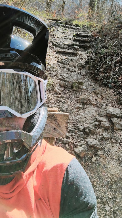 Bei Downhill-Passagen wie diesen werde ich noch nervös und steige auch gerne mal freiwillig vom Sattel. Speziell, wenn es wie hier noch feucht ist.