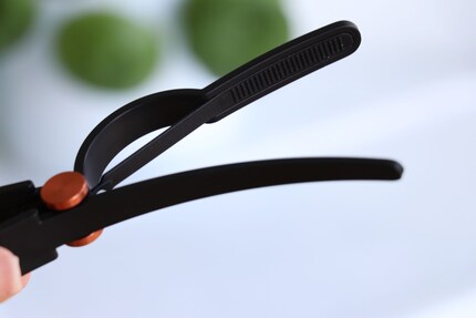 The sectioning clip has a ribbed strip of rubber instead of teeth.