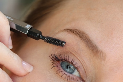 Brosser délicatement la tache de mascara.