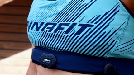 Il suffit de se clipser et de courir : La ceinture s'intègre dans la tenue de course et ne gêne pas.