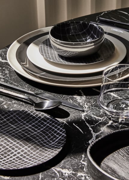 La grille bicolore met en valeur la silhouette des objets ronds en céramique.