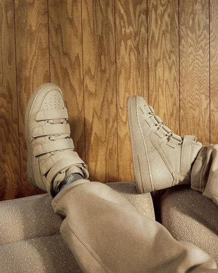 La sua «Air Force 1» nel colore Mushroom.