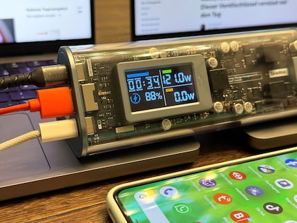 Deux MacBook et un smartphone sont chargés en même temps.