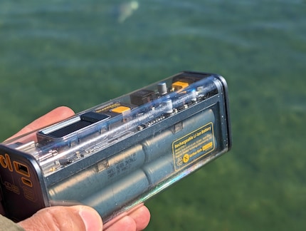 Le Shargeek 100 est en service depuis un an ; cela se voit aux rayures sur le boîtier.