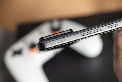 Asus hat beim ROG Phone 8 keine Änderungen an den Schultertasten – durch den ROG-Schriftzug markiert – gegenüber dem Vorgänger vorgenommen.