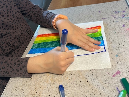 Utilizziamo i pennarelli per bambini per colorare la carta da cucina.