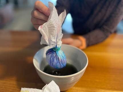 Metti le caramelle all'uovo nel bagno d'aceto.