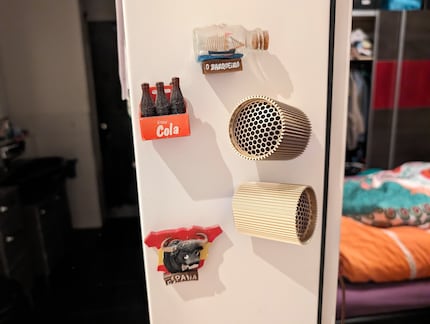 Gli altoparlanti possono essere attaccati magneticamente, ad esempio al telaio di una porta in metallo.