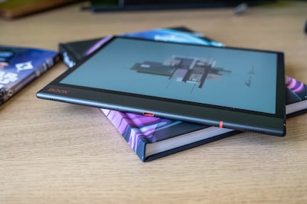 L’Onyx Boox Note Air 3C est fine et maniable, idéale pour les déplacements.