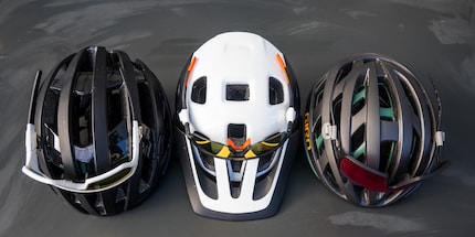 Trois casques, trois lunettes : ça joue.