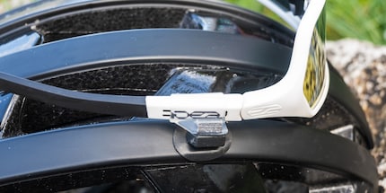 Enfin, les lunettes sont fixées au casque.
