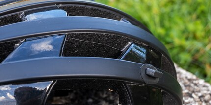 La prise magnétique se monte par exemple sur le casque.