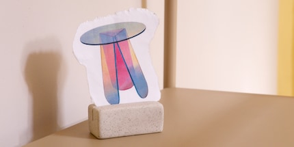 La speciale finitura multicromatica dei tavoli «Shimmer» di Glas Italia crea un effetto arcobaleno.