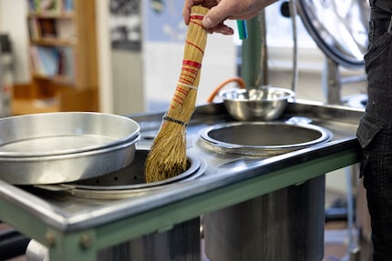 I bozzoli imbevuti d’acqua vengono spazzolati fino a quando non si stacca il capofilo.