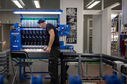 Dopo essersi aggiudicata il premio Agropreis 2016, il più grande concorso per l’innovazione nell’agricoltura svizzera, Swiss Silk ha acquistato la macchina blu.