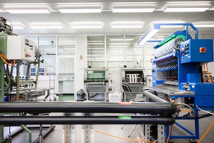 Per trasformare i bozzoli in seta servono diverse macchine e molto lavoro manuale.