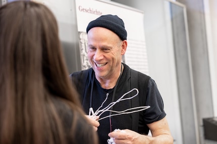 Ueli Ramseier, presidente di Swiss Silk, ci guida alla visita della manifattura della seta.