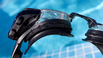 The small electronic brain of the goggles gives you real-time feedback while swimming.