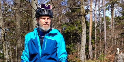 Un peu étrange au premier abord et demande un petit temps d’adaptation : lunettes sur casque.