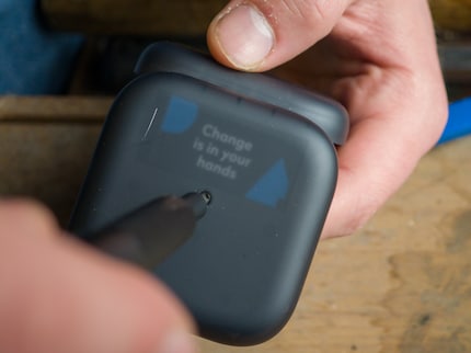 Allentando una vite è possibile rimuovere la batteria dall'alloggiamento.
