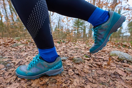 The shoe proves itself on different types of terrain. It dries quickly in damp conditions.