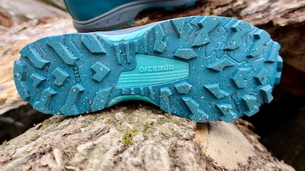 The deep grooves coupled with a new type of rubber compound give the sole high grip.