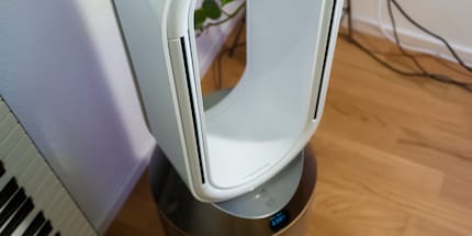 L’air sort de ces deux fentes qui oscillent indépendamment.