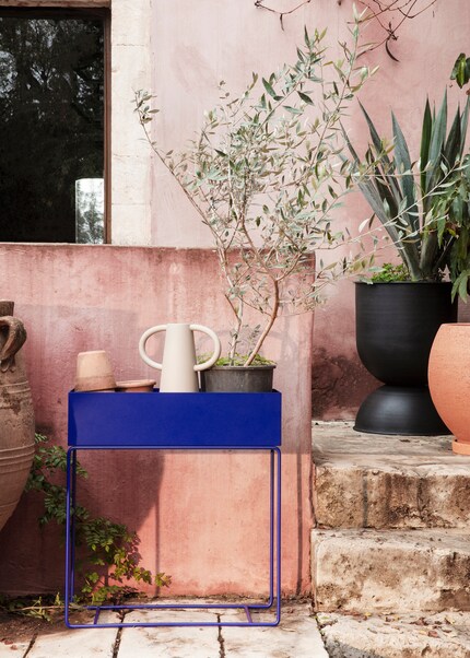 Color-blocking : la jardinière bleue crée un contraste saisissant avec les plantes vertes et les autres couleurs présentes dans le jardin.