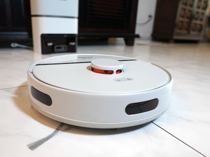 The lidar scanner sits on top of the robot and can therefore also see through glass doors.