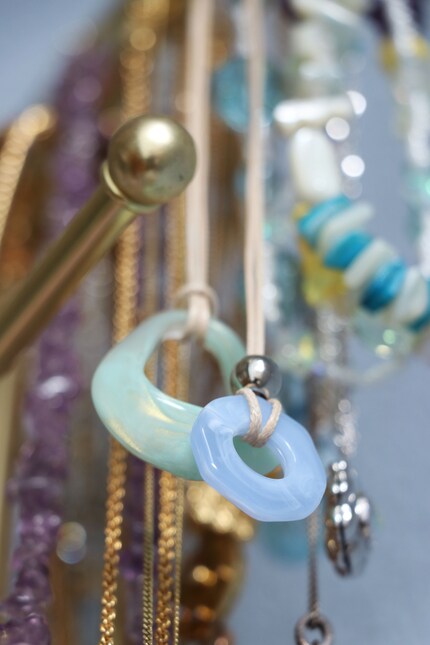 J’ai fabriqué deux colliers « cord necklace » avec mes trouvailles de la brocante.