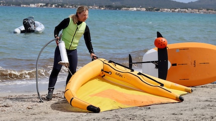 La vela è gonfiata, la tavola con il foil è pronta: manca solo il vento.