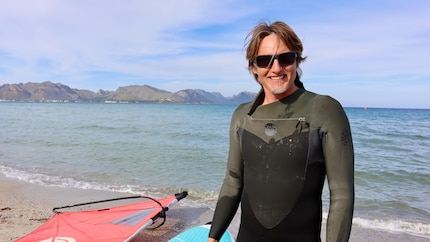 Mike Weber, cofondatore del Mallorca Kiteboarding, spiega come usare la vela.