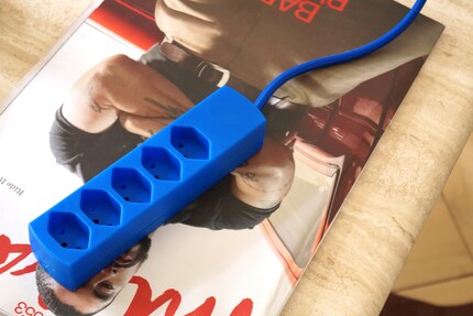 Je peux laisser la multiprise bleue où elle est après le travail.