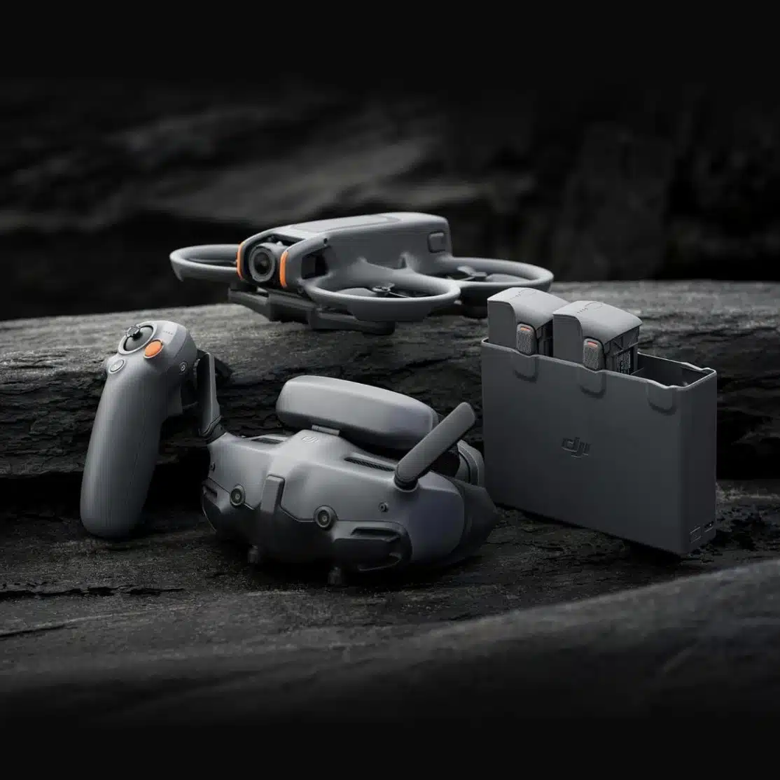 L'Avata è disponibile in due diverse combinazioni Fly More. Entrambe vengono fornite con le nuove DJI Googles 3, la versione piccola con una batteria, quella grande con tre batterie come mostrato in questa immagine.