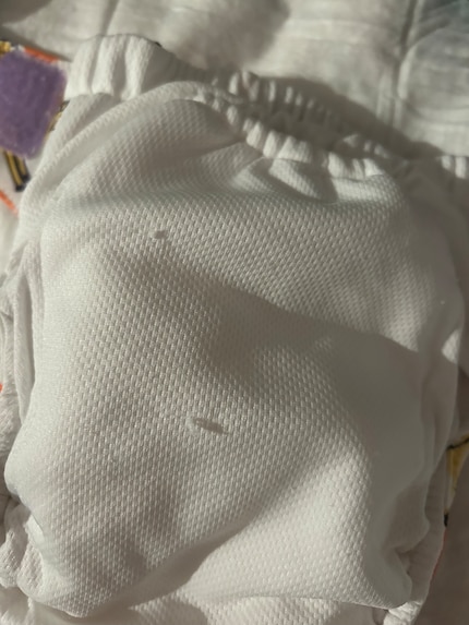 Purtroppo, la chiusura in velcro del pannolino ha lasciato dei segni antiestetici durante il lavaggio.