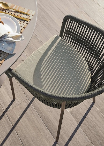 This shadow pattern adds some extra charm.