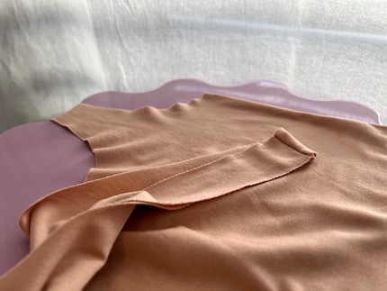 Thanks to the seamless hems and fine fabric, you can hardly see the undershirt under tops.